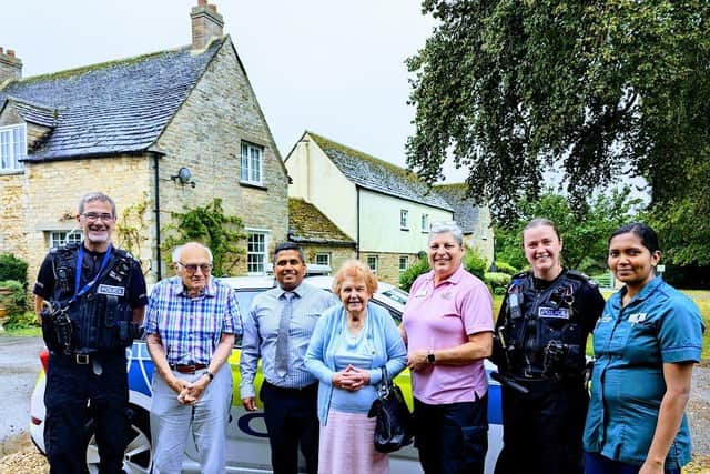 Residents and colleagues meet the local police. 