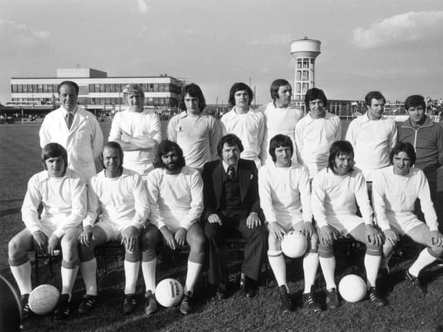 George Best (front row, left to right) before his Dunstable debut. Barry Fry is to Best's left. Photo by Frank Barratt/Keystone/Getty Images.
