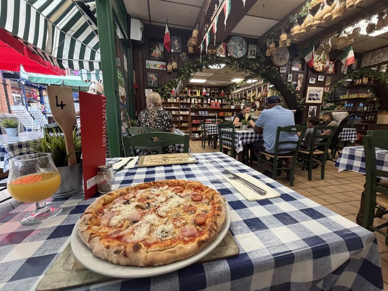 Offering a range of pizza and pasta dishes as well as traditional English breakfasts, the menu was far more diverse than I was expecting for a relatively small deli