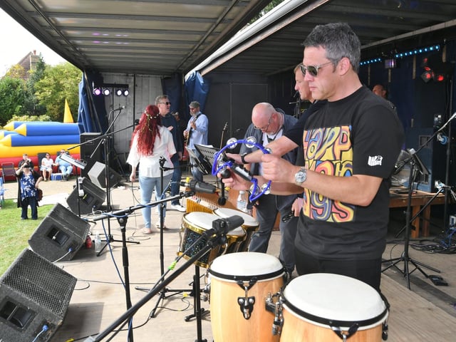 Members of Very Beautiful South perform.