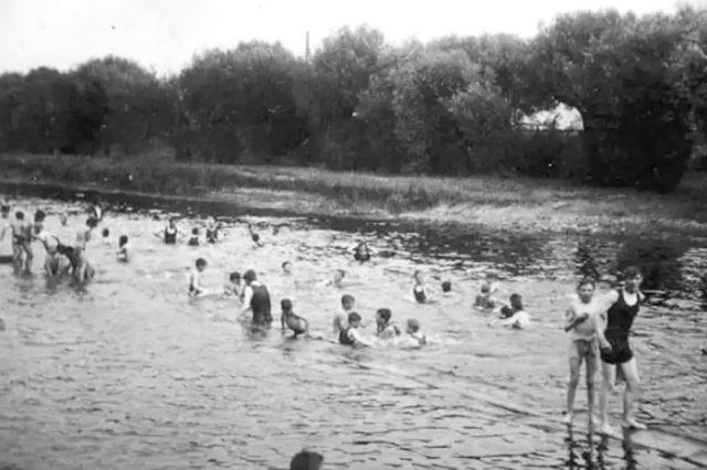 This lovely photo from the 1920s show that, long before Peterborough had bathing facilities, the River Nene just off River Lane was the place to be!
