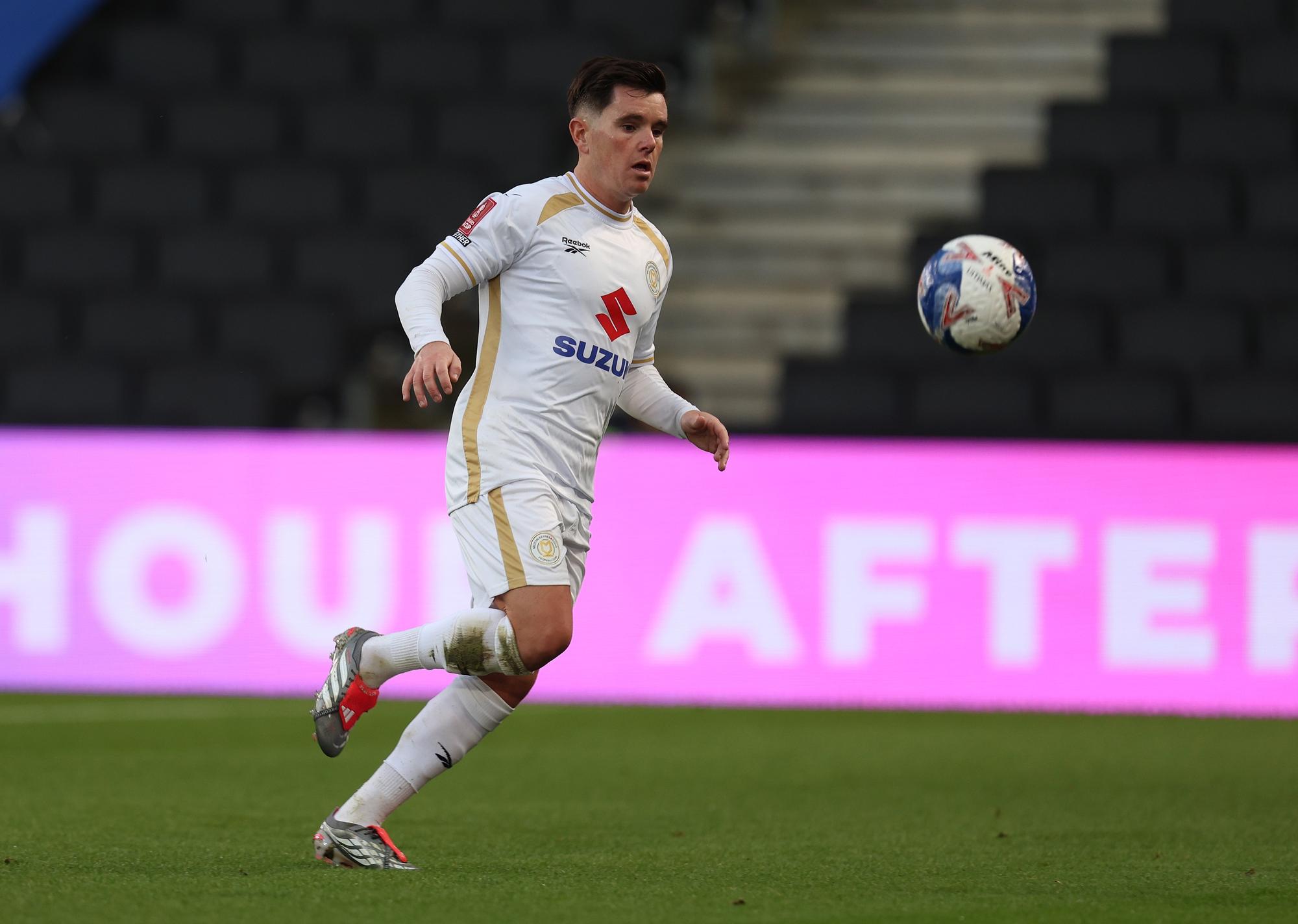 Der Trainer der MK Dons dämpft die Hoffnungen auf eine Verpflichtung ...