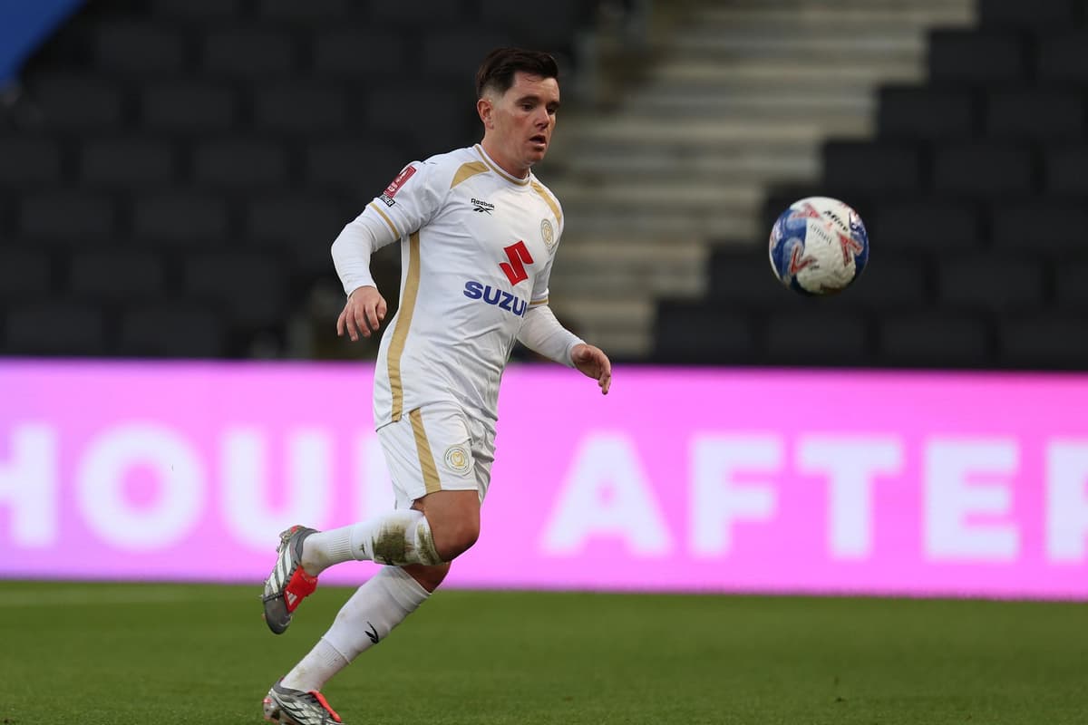 Der Trainer der MK Dons dämpft die Hoffnungen auf eine Verpflichtung ...
