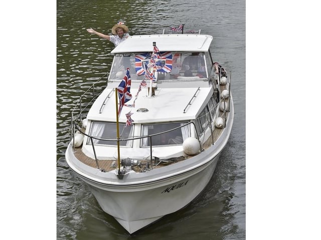 Over 40 boats travelled from Orton Mere to the Embankment and then to the Dog-in-a-Doublet.