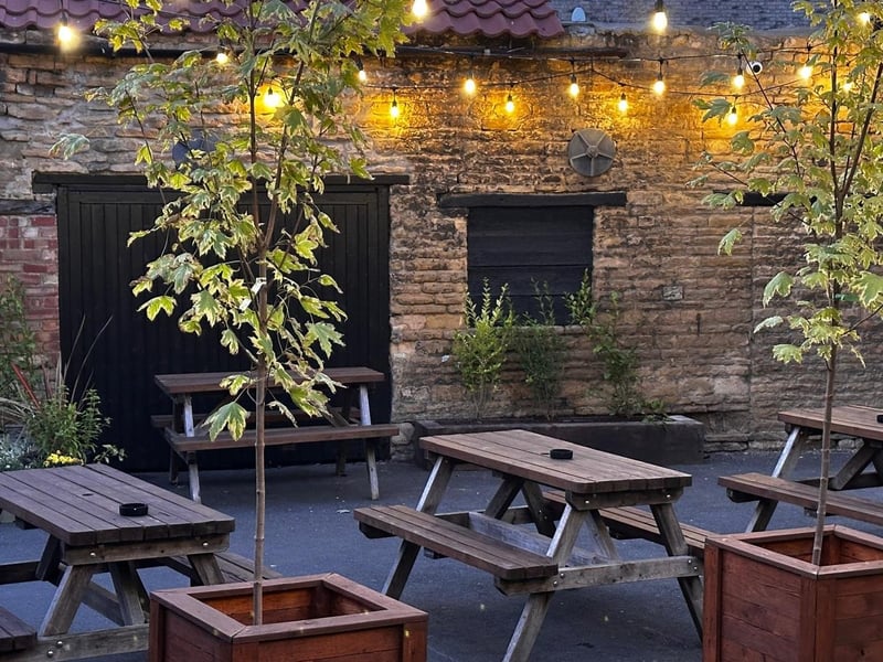 Brad Barnes lunches at The Bull, in Market Deeping - the new courtyard