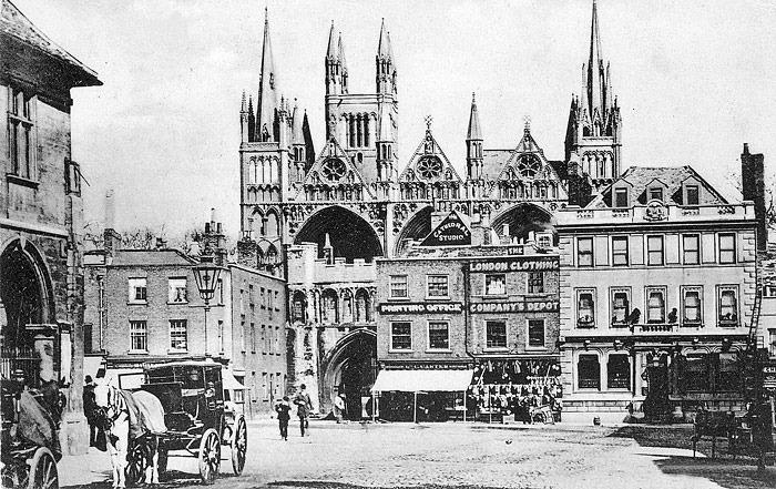 Horse drawn taxis lining up on a quiet Market Square in a shot that is thought to have been taken around 1905.