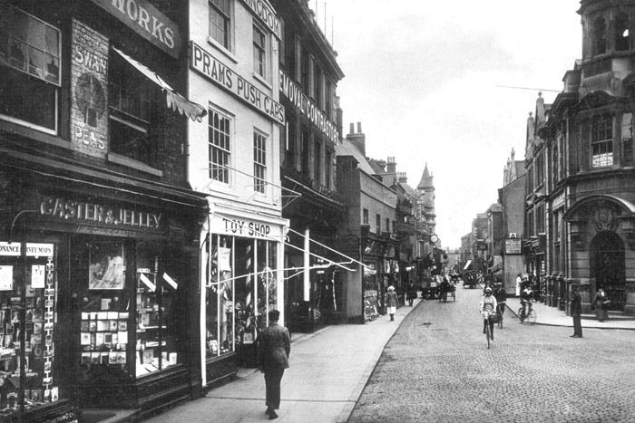 A classic view of Narrow Street with little more than the Midland Bank building to recognise today.