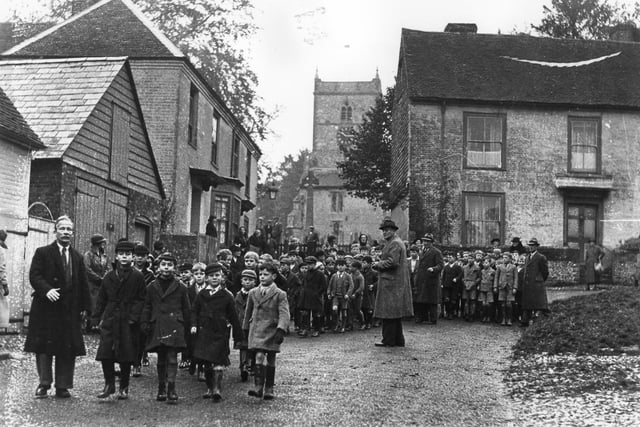 Evacuees at Hambledon. The News PP304