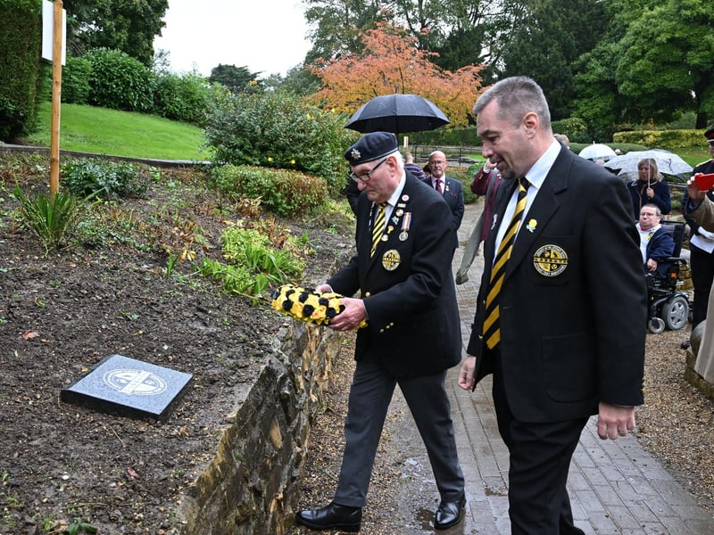 Alan Owen and Malcolm Smith laying a wreath