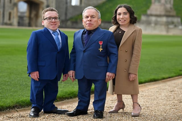Star Wars- und Harry Potter-Star Warwick Davis erhält OBE von Prinz ...