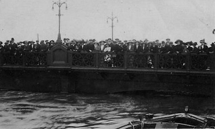 Crowds continued to place huge trust in the Town Bridge even as flood waters reach a dangerous level (Peterborough Images Archive).