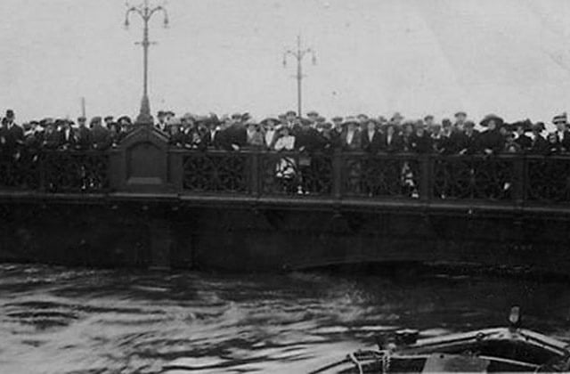 Crowds continued to place huge trust in the Town Bridge even as flood waters reach a dangerous level (Peterborough Images Archive).