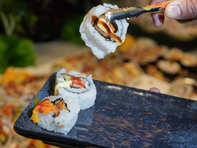 The restaurant will feature chefs cooking live at Teppanyaki grills, alongside pizza oven stations using fresh ingredients throughout the day