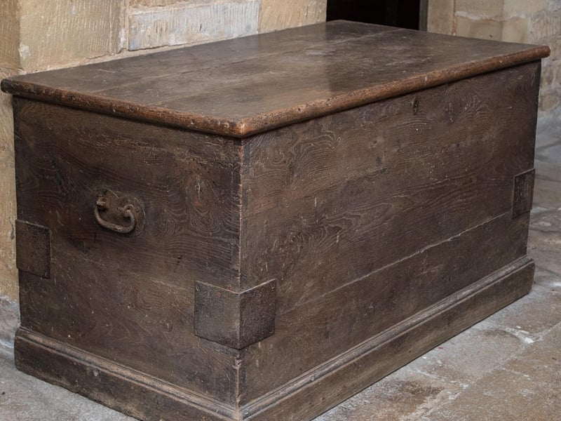 A capacious elm lidded chest, circa 1800 - with an estimate of £150 - £250