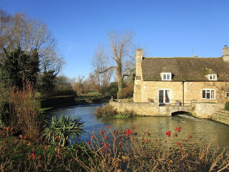 Located a few miles west of Peterborough, the village is home to just a few hundred residents and consists of just a handful of roads. Packed with stunning stone cottages, it’s easy to see why Woodnewton’s architecture has drawn comparisons to the Cotswolds. A visit to Woodnewton would not be complete without a pit-stop at the village pub, The White Swan. Housed within a beautiful 18th century stone building, The White Swan is your typical country pub offering refreshing drinks and tasty traditional grub. Running parallel to the village is Willow Brook, a tributary of the River Nene starting in Corby and ending in Elton.