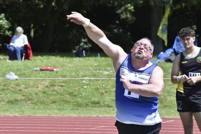 Simon Achurch in action in the shot put. Photo David Lowndes.