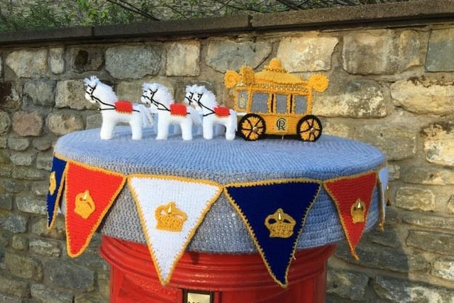 This horse and carriage has been wonderfully represented in yarn.