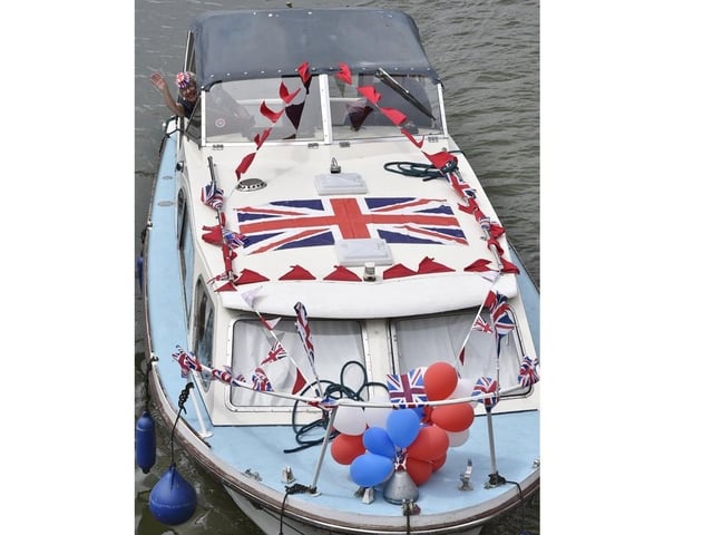 Over 40 boats travelled from Orton Mere to the Embankment and then to the Dog-in-a-Doublet.