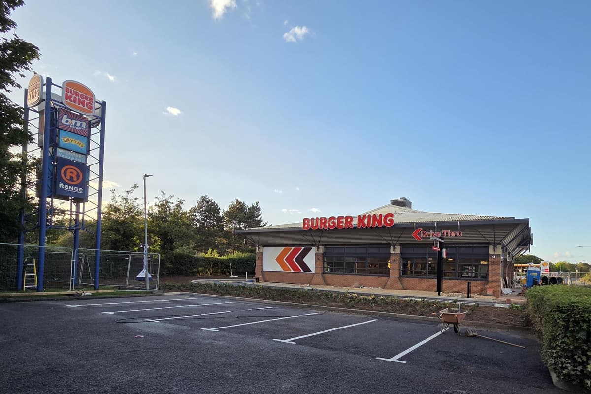 Die Eröffnung des neuen Burger King Drive-Thru in Peterborough anstelle ...
