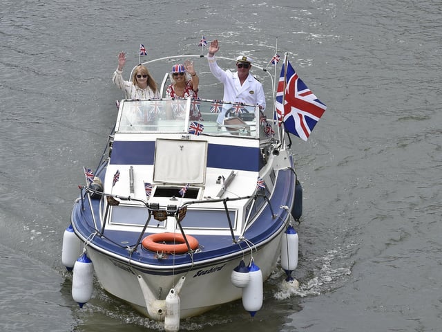 Over 40 boats travelled from Orton Mere to the Embankment and then to the Dog-in-a-Doublet.