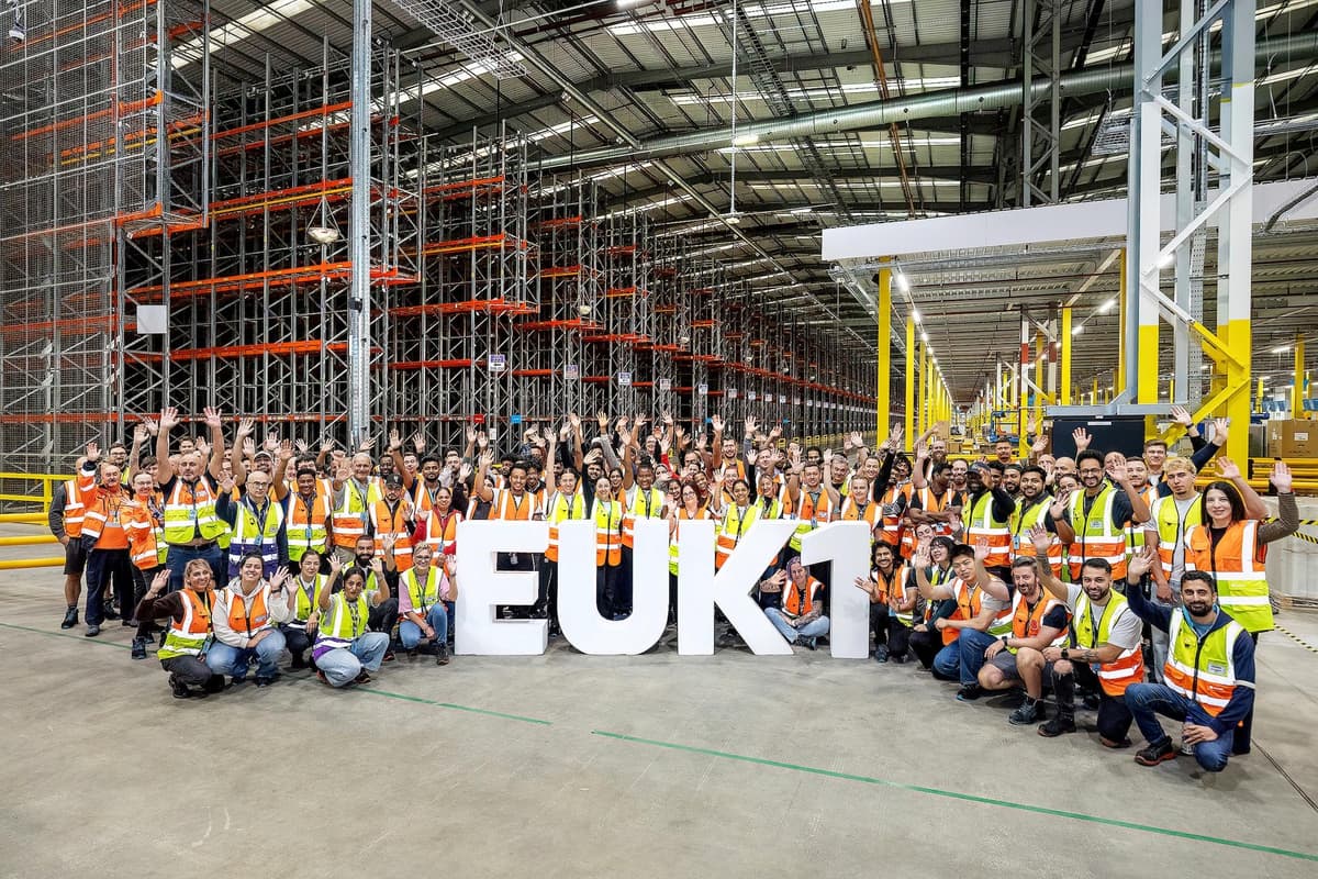 Der Einzelhandelsriese Amazon eröffnet sein größtes europäisches ...