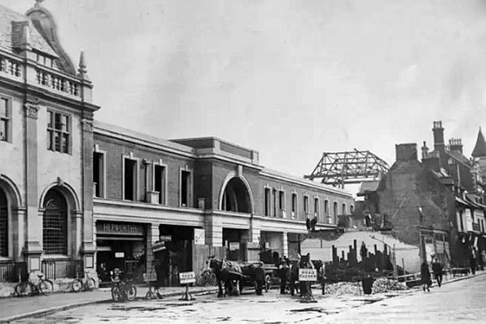 This shot from the late 1920s shows demolition work in progress to demolish one side of Narrow Street to create the broader Bridge Street that we know today. The buildings on the far left give a good indication of the respective widths of the two Bridge Streets.