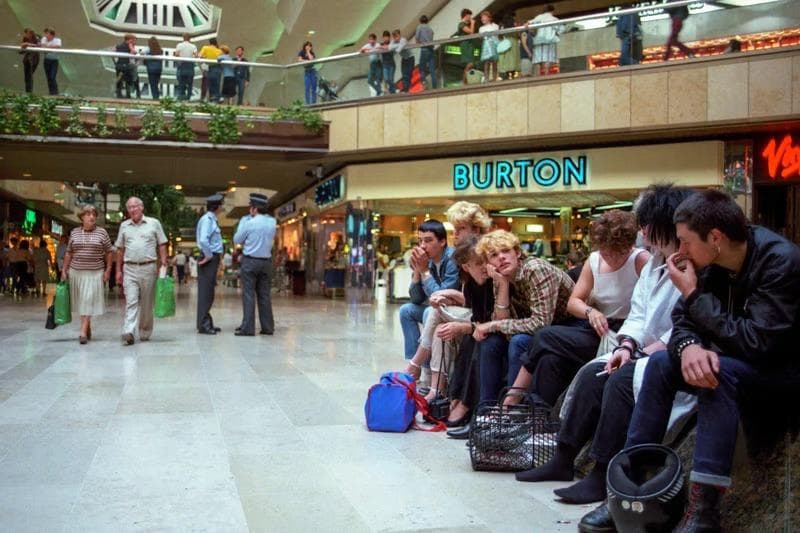 Ich bin in die 1980er Jahre zurückgereist und habe das Queensgate Shopping ...