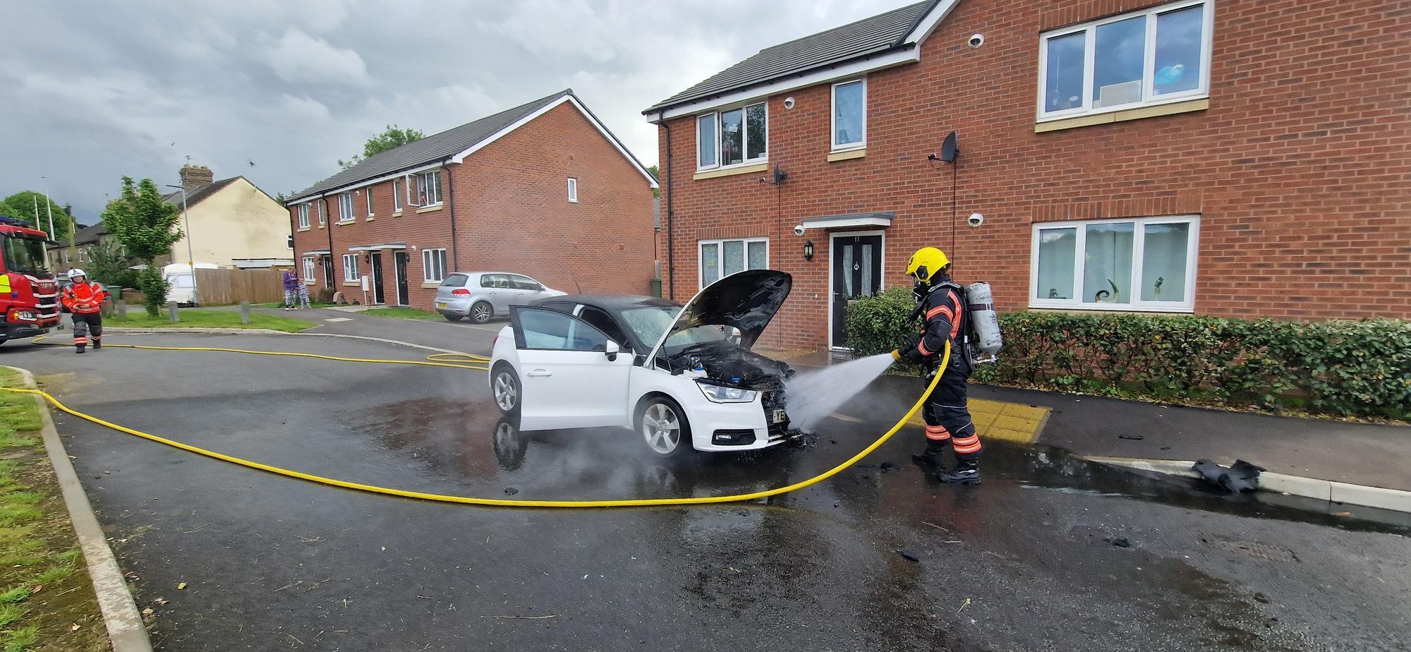 WATCH: Firefighters called to Stanground street in Peterborough after Audi catches fire - Vimarsana News
