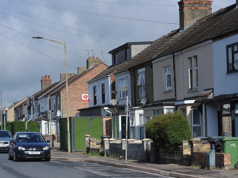 The neighbourhood with the joint-ninth highest average household income was West Town and Woodston. There, households had an estimated total annual income, before tax, of 43,100.