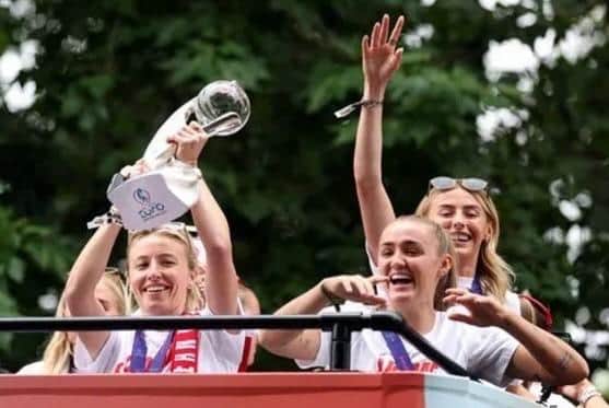 Leah Williamson lifts the Euro 2025 trophy. Photo: Jason Richardson.