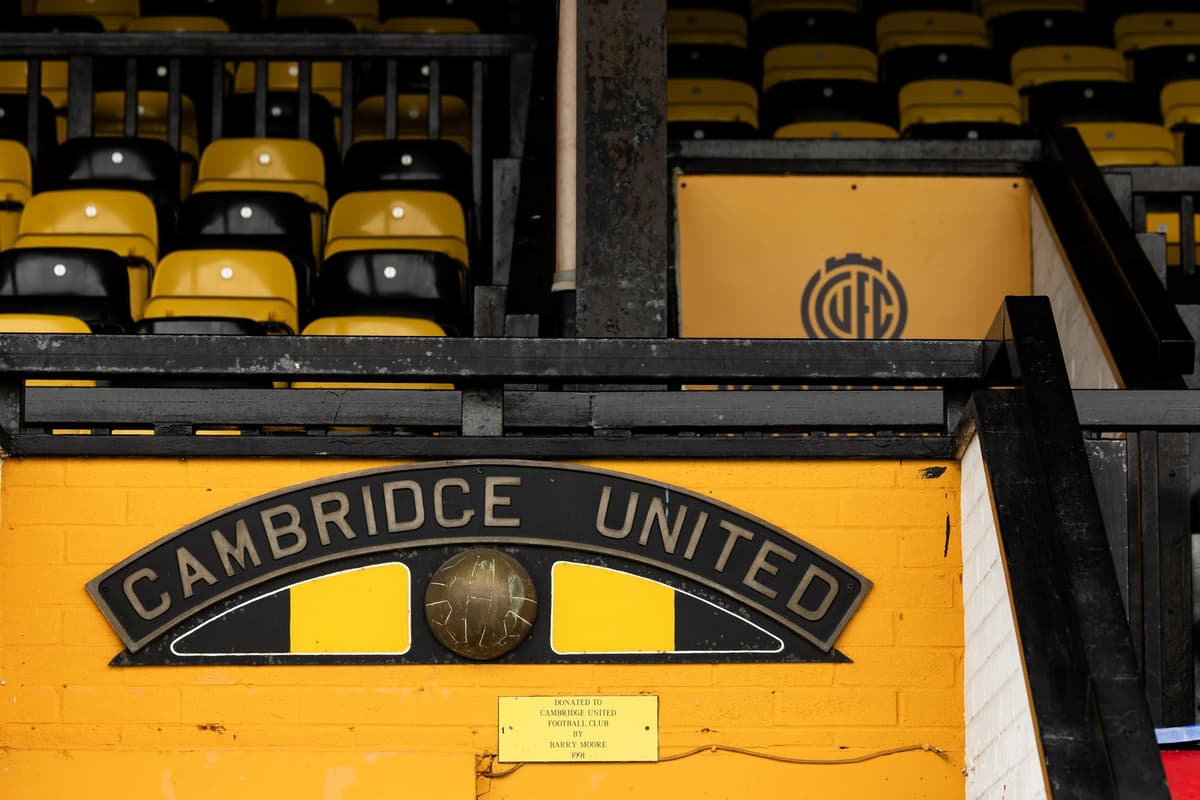 Früherer Anstoß für Peterborough United bei Cambridge United