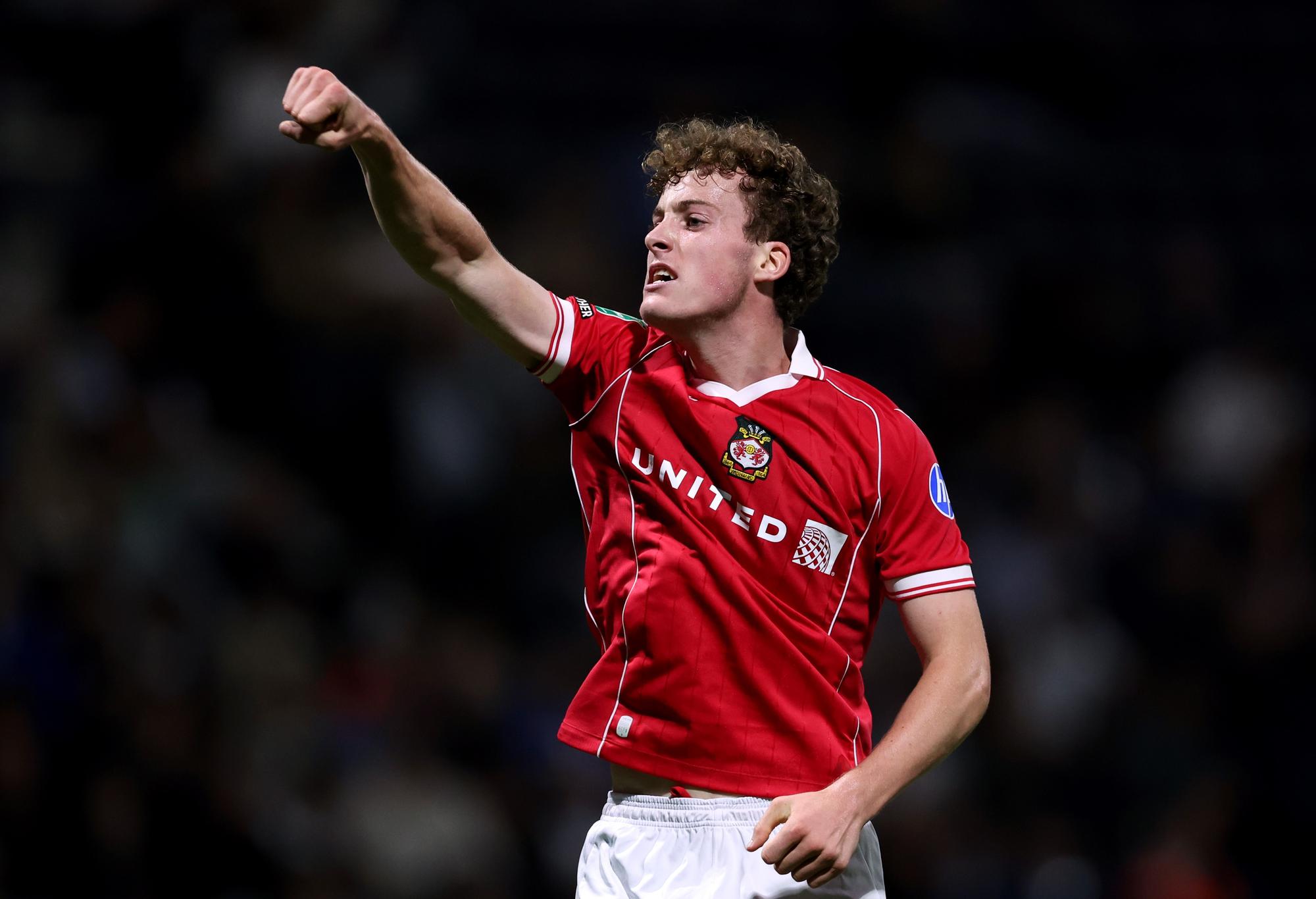 Peterborough United mit einem Transfer des Mittelfeldspielers von Wrexham ...