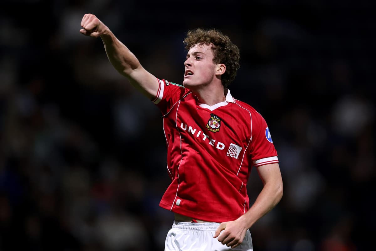 Peterborough United mit einem Transfer des Mittelfeldspielers von Wrexham ...