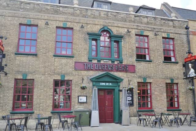 Brad Barnes has lunch at The Queen's Head pub