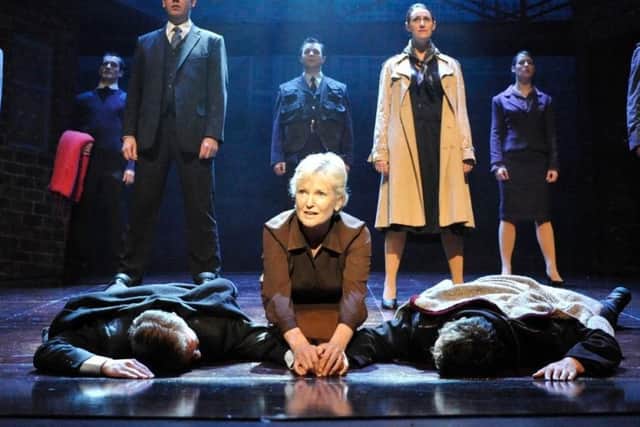 Lyn Paul in Blood Brothers