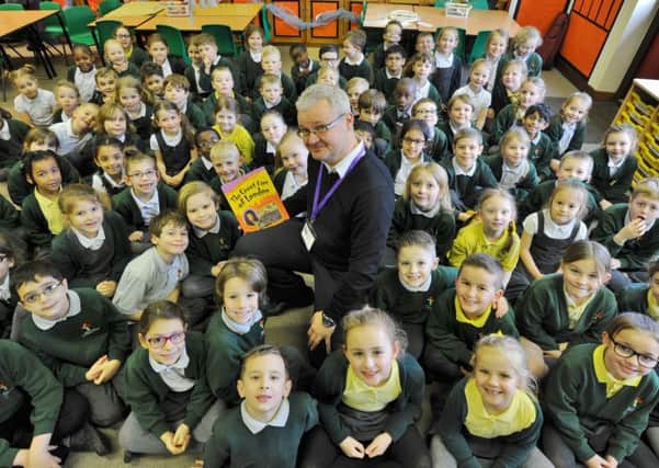 Brad Barnes at William Law C of E School, Werrington  year 2 pupils -  talking about the Great Fire of London EMN-180220-134412009