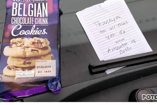 The note and biscuits left on the police car