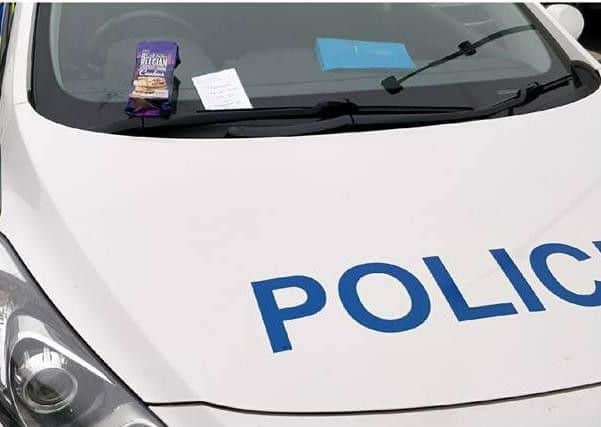 The note and biscuits left on the police car
