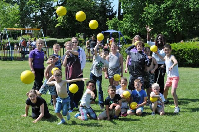 Sporting Have a Go Day at Central Park. Hand-ball EMN-180520-174919009