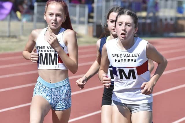 Chelsie Bole and Ellie Rainbow on action in the 1500m.