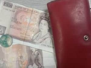 The lost purse, still with some old-style 10 notes from 1987 inside