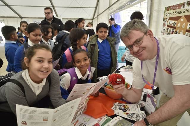 LifeLab science event at Cathedral Square and Central Square at Queensgate. The Beeches School pupils with  Paul Browne from MRC Epidemiology EMN-180928-162329009