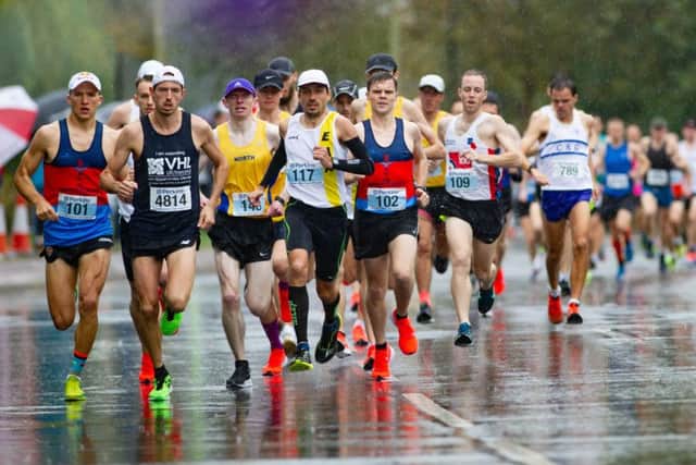 The leading group featuring Aaron Scott (no 117).