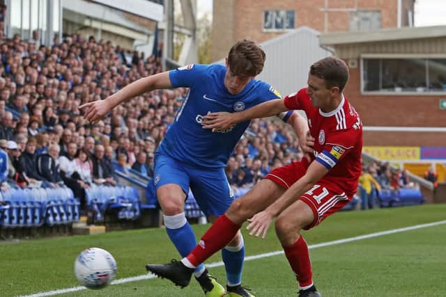 Alex Woodyard battles with Sean McConville. Photo: Joe Dent