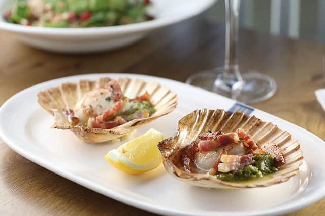 SCOTTISH KING SCALLOPS (£1 SUPPLEMENT)grilled with garlic butter, minted pea purée & crispy pancetta