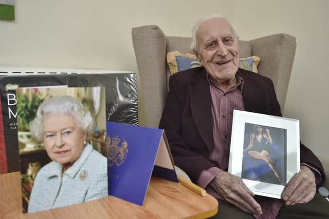 Celebrating his 105th birthday Bert James, a fan of Linda Lusardi at Vista Park EMN-191003-184036009