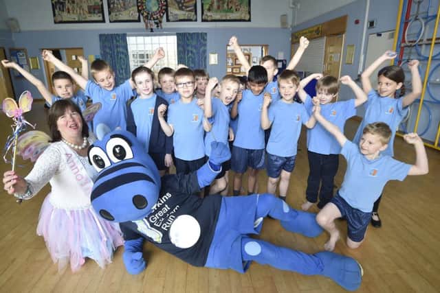 Carole Hughes from Anna's Hope presents a sponsorship award to pupils at Nene Valley primary school EMN-190105-135655009