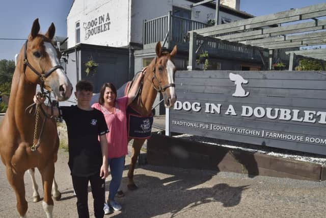 Della McGinn of the Dog in a Doublet Rider Brandon Furneaux and horses Urono and Flamingo EMN-190107-144503009
