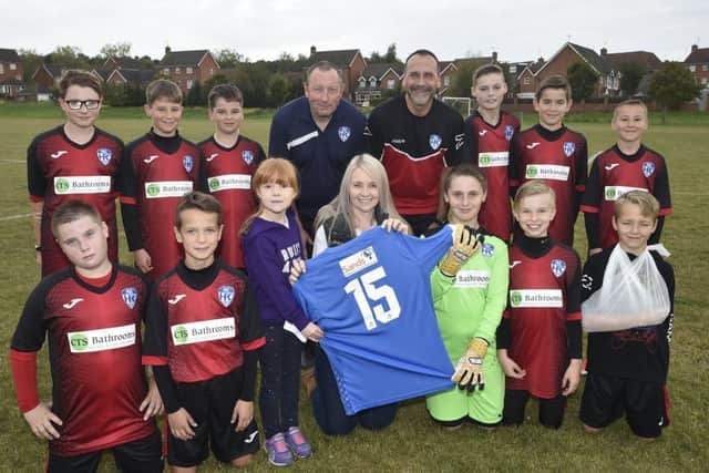 Amy Eagling and daughter Bella (6) reresenting SANDS with Hampton Robins U12's coaches Andy Wallman and Mark Ansell-Crooks with their players.