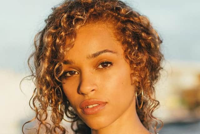 Izzy Bizu. EMN-151124-160350001